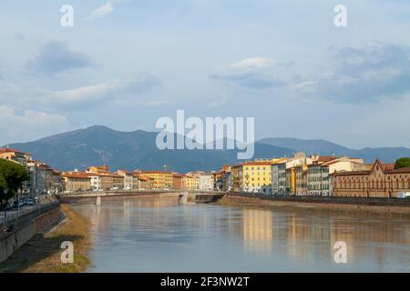 Pisa ist eine mittelalterliche Stadt an der Mündung des Flusses Arno, in der Toskana. Bekannt für den schönen mittelalterlichen Campo dei Miracoli, wo sich der schiefe Turm befindet Stockfoto