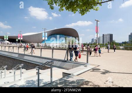 Blick auf die Brücke zum London Aquatics Centre, Queen Elizabeth Olympic Park, Stratford, London, E20. Stockfoto