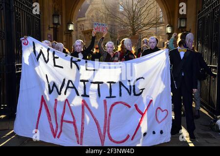 Studenten mit anonymen Masken protestieren am 17. März 2021 in der zeremoniellen Whitworth Hall an der University of Manchester, Manchester, England, Großbritannien. Sie fordern den Rücktritt von Dame Nancy Jane Rothwell, Präsidentin und Vizekanzlerin der Universität. Sie fordern mehr Demokratie und Rechenschaftspflicht. Dies folgt auf Proteste in einigen Studentenwohnheimen in Manchester über Lockdown-Maßnahmen und die Sorgen der Studenten über die Zahlung großer Summen für Bildung, wenn viel Unterricht nur während der Pandemie von Covid 19 online war. Stockfoto