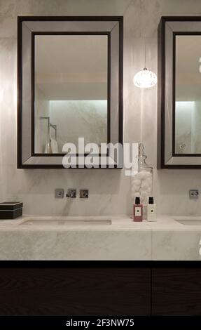 Ein luxuriöses Badezimmer in ein zentrales London Apartment in Knightsbridge. Spiegel. Stockfoto