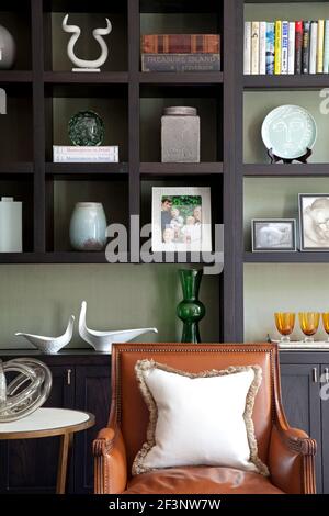 Knightsbridge Apartment, London. Ein Sessel mit einem Kissen. Stockfoto