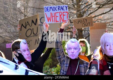 Studenten mit anonymen Masken protestieren am 17. März 2021 in der zeremoniellen Whitworth Hall an der University of Manchester, Manchester, England, Großbritannien. Sie fordern den Rücktritt von Dame Nancy Jane Rothwell, Präsidentin und Vizekanzlerin der Universität. Sie fordern mehr Demokratie und Rechenschaftspflicht. Dies folgt auf Proteste in einigen Studentenwohnheimen in Manchester über Lockdown-Maßnahmen und die Sorgen der Studenten über die Zahlung großer Summen für Bildung, wenn viel Unterricht nur während der Pandemie von Covid 19 online war. Stockfoto