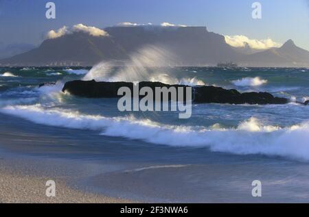 Tafelberg von Bloubergstrand Table Bay, Kapstadt, Südafrika Stockfoto