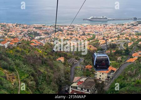 Blick auf Funchal Stadt und Docks von einer Seilbahn, Telefonico Funchal-Monte, Funchal, Madeira Island, Portugal Stockfoto
