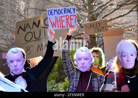 Studenten mit anonymen Masken protestieren am 17. März 2021 in der zeremoniellen Whitworth Hall an der University of Manchester, Manchester, England, Großbritannien. Sie fordern den Rücktritt von Dame Nancy Jane Rothwell, Präsidentin und Vizekanzlerin der Universität. Sie fordern mehr Demokratie und Rechenschaftspflicht. Dies folgt auf Proteste in einigen Studentenwohnheimen in Manchester über Lockdown-Maßnahmen und die Sorgen der Studenten über die Zahlung großer Summen für Bildung, wenn viel Unterricht nur während der Pandemie von Covid 19 online war. Stockfoto