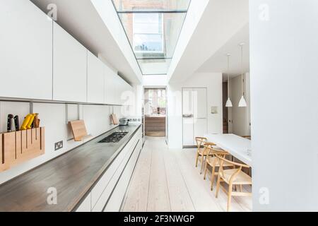 James Wright von Macdonald Wright Architects' Home in London. Ein modernes, viktorianisch erbautes Haus. Die Küche und die Essbereiche. Stockfoto
