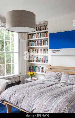 Die Londoner Heimat von Victoria Whitbread, Miteigentümer von W2 Products Ltd, die insbesondere die Pantone-Reihe von Geschenken vertreiben. Bild zeigt das Hauptschlafzimmer Stockfoto