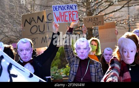 Studenten mit anonymen Masken protestieren am 17. März 2021 in der zeremoniellen Whitworth Hall an der University of Manchester, Manchester, England, Großbritannien. Sie fordern den Rücktritt von Dame Nancy Jane Rothwell, Präsidentin und Vizekanzlerin der Universität. Sie fordern mehr Demokratie und Rechenschaftspflicht. Dies folgt auf Proteste in einigen Studentenwohnheimen in Manchester über Lockdown-Maßnahmen und die Sorgen der Studenten über die Zahlung großer Summen für Bildung, wenn viel Unterricht nur während der Pandemie von Covid 19 online war. Stockfoto