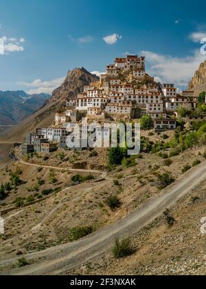 Antikes Schlüsselkloster, flankiert vom hohen Himalaya und dem Spiti Fluß und Tal an einem Sommertag nahe Kaza, Himachal Pradesh, Indien. Stockfoto