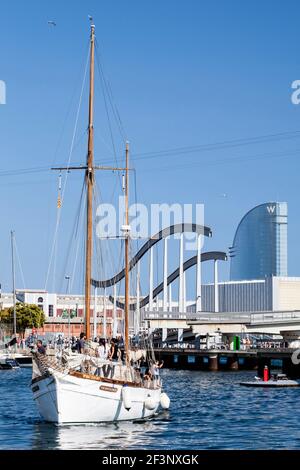 Das W Barcelona Hotel vom Hafen Port Vell, Barcelona, Spanien gesehen. Stockfoto