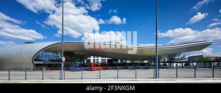 Busbahnhof Slough im Zentrum von Slough, ein elegantes neues Gebäude, entworfen von bblur Architekten, mit einem geschwungenen Dach. Das Gebäude ist mit Aluminium-Shi verkleidet Stockfoto