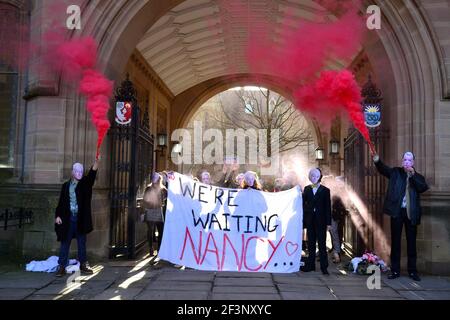 Studenten mit anonymen Masken protestieren am 17. März 2021 in der zeremoniellen Whitworth Hall an der University of Manchester, Manchester, England, Großbritannien. Sie fordern den Rücktritt von Dame Nancy Jane Rothwell, Präsidentin und Vizekanzlerin der Universität. Sie fordern mehr Demokratie und Rechenschaftspflicht. Dies folgt auf Proteste in einigen Studentenwohnheimen in Manchester über Lockdown-Maßnahmen und die Sorgen der Studenten über die Zahlung großer Summen für Bildung, wenn viel Unterricht nur während der Pandemie von Covid 19 online war. Stockfoto