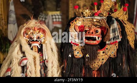 Balinese Barong ritueller Tanz während der Open Air Zeremonie im Pura Saraswati Tempel in Ubud, Bali, Indonesien. Stockfoto