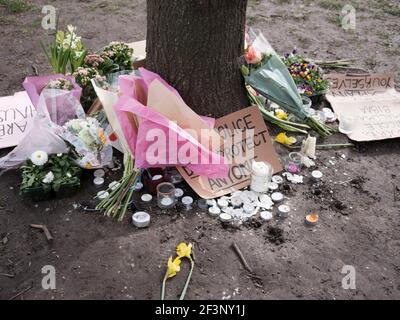 Blumen, Kerzen und Botschaften von Trauernden von Sarah Everard in Clapham Common, 14. März 2021. Stockfoto