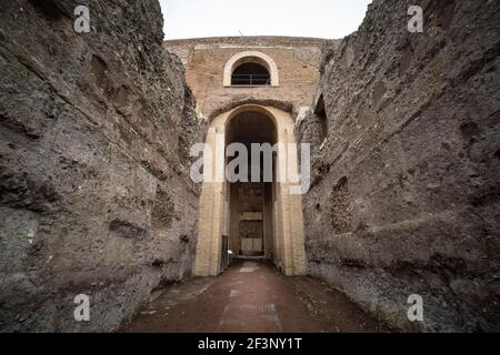 Rom. Italien. Eingang zum Mausoleum des Augustus (Mausoleo di Augusto), erbaut vom römischen Kaiser Augustus im Jahre 28 v. Chr. auf dem Campus Martius, heute P Stockfoto