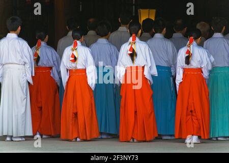 Kannushi Shinto Priester und Miko Shrine Maidens führen eine Zeremonie im Äußeren Schrein des Meiji-Jingu Schreines durch, der sich im Shibuya Bezirk von T befindet Stockfoto