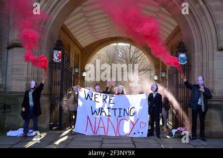 Studenten mit anonymen Masken protestieren am 17. März 2021 in der zeremoniellen Whitworth Hall an der University of Manchester, Manchester, England, Großbritannien. Sie fordern den Rücktritt von Dame Nancy Jane Rothwell, Präsidentin und Vizekanzlerin der Universität. Sie fordern mehr Demokratie und Rechenschaftspflicht. Dies folgt auf Proteste in einigen Studentenwohnheimen in Manchester über Lockdown-Maßnahmen und die Sorgen der Studenten über die Zahlung großer Summen für Bildung, wenn viel Unterricht nur während der Pandemie von Covid 19 online war. Stockfoto