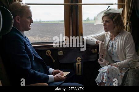 Hhhhh der Mann mit dem eisernen Herzen Jahr : 2017 Frankreich / GB / Belgien / USA Regie : Cedric Jimenez Jason Clarke, Rosamund Pike Foto: Bruno Calvo Legende Films Stockfoto