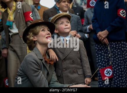 Hhhhh der Mann mit dem eisernen Herzen Jahr : 2017 Frankreich / GB / Belgien / USA Regie : Cedric Jimenez Rosamund Pike Stockfoto