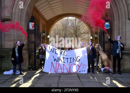 Studenten mit anonymen Masken protestieren am 17. März 2021 in der zeremoniellen Whitworth Hall an der University of Manchester, Manchester, England, Großbritannien. Sie fordern den Rücktritt von Dame Nancy Jane Rothwell, Präsidentin und Vizekanzlerin der Universität. Sie fordern mehr Demokratie und Rechenschaftspflicht. Dies folgt auf Proteste in einigen Studentenwohnheimen in Manchester über Lockdown-Maßnahmen und die Sorgen der Studenten über die Zahlung großer Summen für Bildung, wenn viel Unterricht nur während der Pandemie von Covid 19 online war. Stockfoto