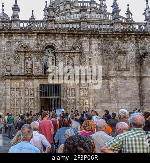 Menschen, die am 25. Juli 2010 durch die heilige Tür zur Kathedrale von Santiago de Compostela gehen Stockfoto