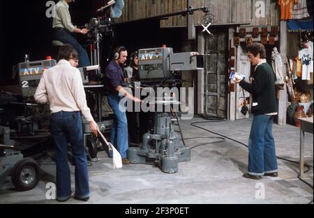Die RSC-Besetzung in Aktion während der ATV-FERNSEHNETZPRODUKTION von Trevor Nunns musikalischer Adaption für das Fernsehen, KOMÖDIE DER FEHLER von William Shakespeare im Royal Shakespeare Theatre, Stratford-upon-Avon. Darsteller: Judi Dench, Francesca Annis, Michael Williams,- Mike Gwilym, Roger Reed, Nickolas Grace, Griffith Jones, Barbara Shelley, Robin Ellis. Die Aufführung wurde am 18. April 1978 vom Theater national übertragen. Stockfoto