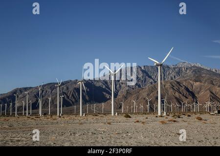 Windmühlen und San Jacinto Mountains (Mount San Jacinto, 10.831 ft.), San Gorgonio Pass Wind Farm, in der Nähe von Palm Springs, Kalifornien, USA Stockfoto