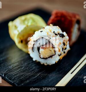 Verschiedene Sushi-Nigiri auf Schiefer für das Restaurant Stockfoto