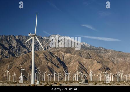 Windmühlen und San Jacinto Mountains (Mount San Jacinto, 10.831 ft.), San Gorgonio Pass Wind Farm, in der Nähe von Palm Springs, Kalifornien, USA Stockfoto
