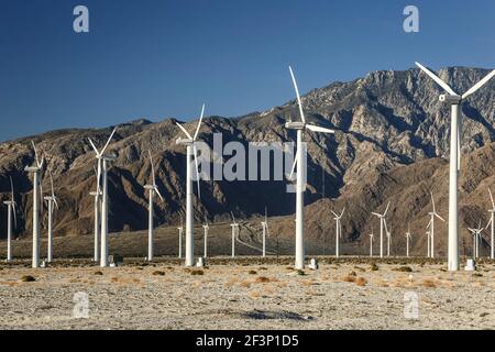Windmühlen und San Jacinto Mountains, San Gorgonio Pass Windpark, in der Nähe von Palm Springs, Kalifornien, USA Stockfoto