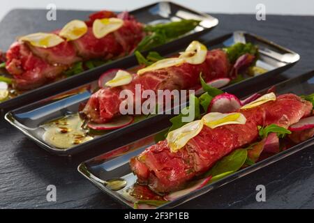 Der Spargel mit gebratenem Rindfleisch bedeckt. Mediterrane Küche. Flacher freiheitsgrad Stockfoto