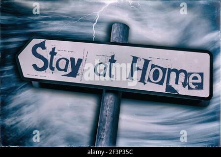 Stay At Home auf einem Straßenschild angezeigt Stockfoto