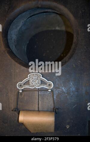 Alte Toilettenpapierhalter mit GR (George Rex) Logo und authentischem Zeitpapier, aus der Thomas Crapper Collection, Stratford-upon-Avon, Warwickshire, Stockfoto