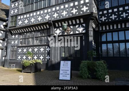 Bramall Hall, Stockport, Greater Manchester. Eingang mit Schild vorübergehend geschlossen bis auf weiteres während der nationalen Sperre in England Stockfoto