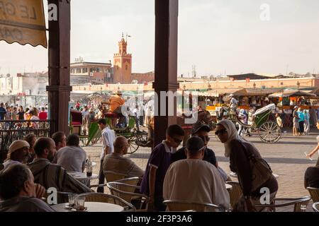 Kunden in einem Café in Marrakesch vor Jamaa El Fna Marktplatz Stockfoto