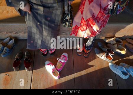 Besucher im traditionellen Kimono treten zurück in ihre geta-Sandalen im Kiyomizu-dera-Tempel, einem Weltkulturerbe im Higashiyama-Viertel von Stockfoto