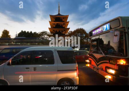 Ein Blick in die Dämmerung zeigt den Verkehr auf der Omiya Avenue vorbei an der fünf-stöckigen hölzernen Pagode des Toji Temple (dem höchsten hölzernen Turm in Japan), die sich in Cent befindet Stockfoto
