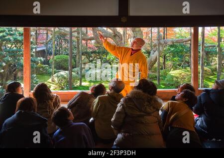 Besucher Kran zu sehen, wie der Tempel abott zeigt Die Decke, wo die Dielen von der Burg Fushimi C befleckt sind samurai Blut C wurden in CONS verwendet Stockfoto