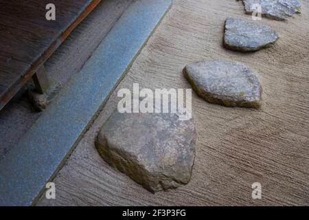 Eine Detailansicht zeigt Trittsteine im Sand am Rande des Zen-Gartens im Shisendo-Tempel (erbaut 1641 vom Dichter Ishikawa Jozan), gelegen Stockfoto