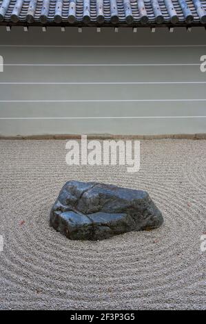 Eine Detailansicht zeigt einen dunklen Stein umgeben von gehäkelten weißen Kies im Zen-Garten in der Seiryoden Hojo Hall (ein nationaler Schatz) in Nanzen-ji, A Stockfoto