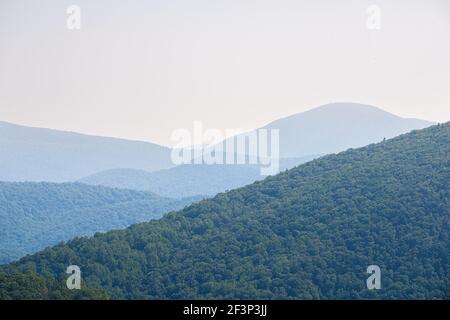 Blick auf den Horizont in Appalachian Shenandoah Blue Ridge Berge auf Skyline Drive Park mit Blick auf die sanften Hügel im Wald Stockfoto