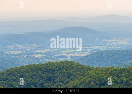 Luftaufnahme aus dem hohen Winkel der Shenandoah Blue Ridge appalachian Berge Von der Skyline aus überblicken Sie Virginia mit Stanley Stadt ländlich Dorfstadt Stockfoto