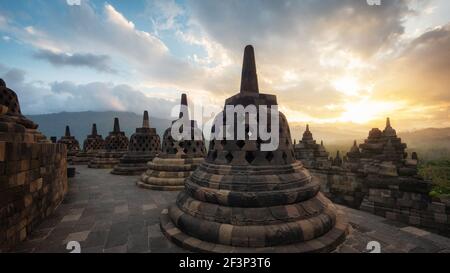 Alte Ruinen von Borobudur, einem 9th-Jahrhundert Mahayana buddhistischen Tempel in Magelang Regency in der Nähe von Yogyakarta in Zentral-Java, Indonesien. Stockfoto