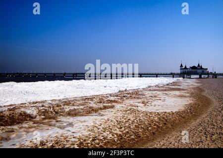 Der Strand von Usedom an der Ostsee, bedeckt mit Schnee im Winter an einem wolkenlosen Tag Stockfoto