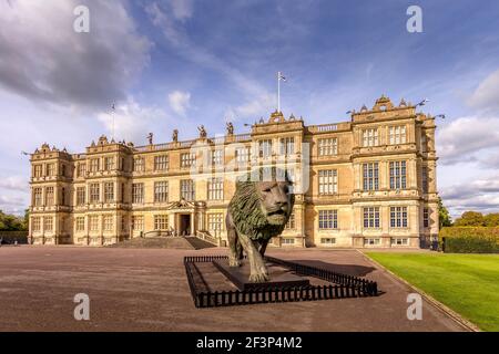 Bronze Lion Skulptur von Bruce Little. Longleat House ein englisches Herrenhaus in Wiltshire, England, Großbritannien. Heimat der Marquess of Bath. Stockfoto