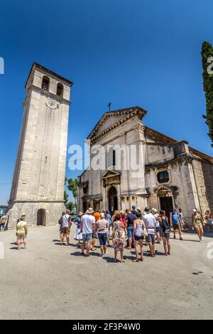 Besucher der römisch-katholischen Kathedrale von Pula - Kathedrale der Himmelfahrt der seligen Jungfrau Maria - Pula, Istrien Halbinsel, Kroatien Stockfoto