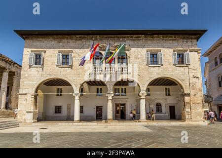 Rathaus - Stadtverwaltung Pula, - Gradska uprava - Forum Platz, Pula, Halbinsel Istrien, Kroatien Stockfoto