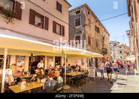 Touristen, Café und allgemeine Straßenszene im Zentrum von Pula, Kroatien Stockfoto
