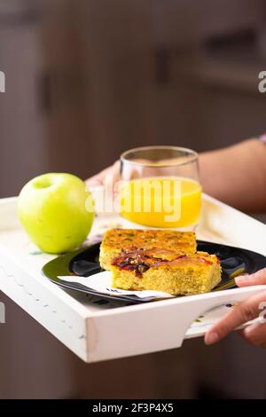 Woman Holding Tablett Mit Hausgemachtem Cornbread. Stockfoto