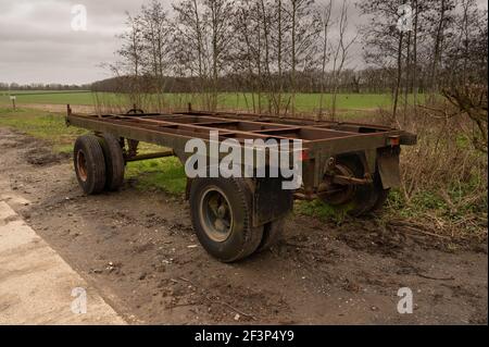 Die Bauern haben den rostigen Anhänger auf der Ecke des Feldes gelassen Im ländlichen Norfolk Stockfoto